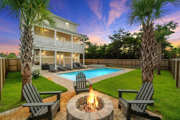 A la foto es mostra l'objecte Get Your Sun With Jetted Pool And Game Room situat a la ciutat de Destin.