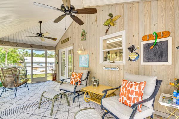 写真にはスプリングヒル市にあるWaterfront Florida Abode with Deck, Grill and Fire Pitが写っています。