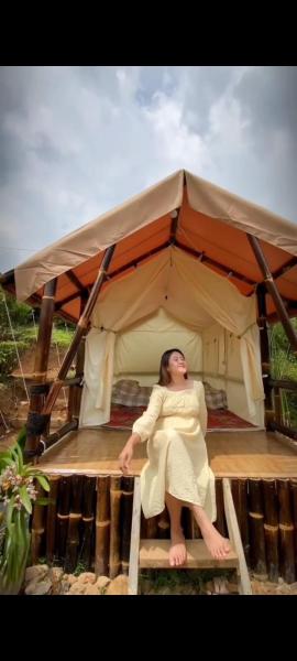 A la foto es mostra l'objecte Glamping umi situat a la ciutat de Riunggunung.