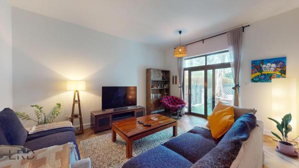 A la foto es mostra l'objecte Private Garden Lake Views Fully Furnished situat a la ciutat de Dubai.