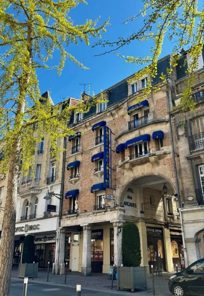 Na zdjęciu widoczny jest obiekt Hôtel des Arcades położony w mieście Reims.