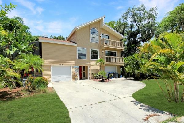 Na zdjęciu widoczny jest obiekt Two Story Private Pool Home Near Bradenton Beach położony w mieście Bradenton.