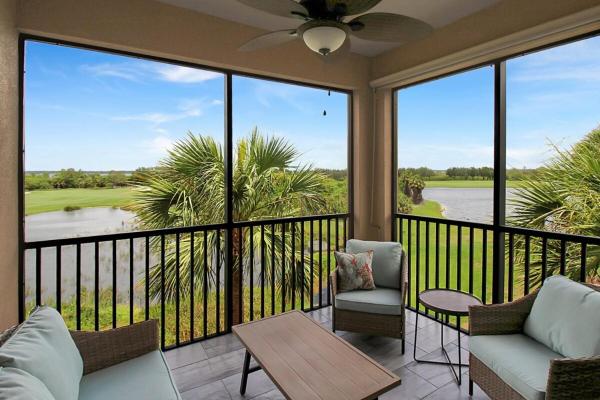 Na foto é possível ver o objeto Lakefront 3rd floor condo at River Strand Golf and Country Club localizado na cidade de Parrish.