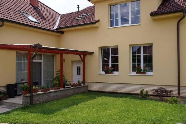 Op de foto is het object Apartmán Hartvíkovice te zien, gelegen in de stad Koněšín.