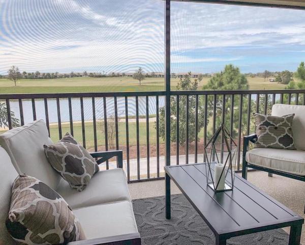 Na zdjęciu widoczny jest obiekt Lakefront 2 BR Condo In Lakewood National położony w mieście Bradenton.
