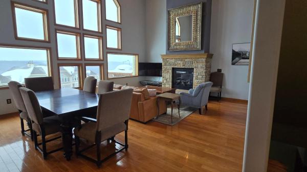 A la foto es mostra l'objecte At The Top- beautiful 4 bedroom townhouse with hot tub, games and lake views! situat a la ciutat de McHenry.