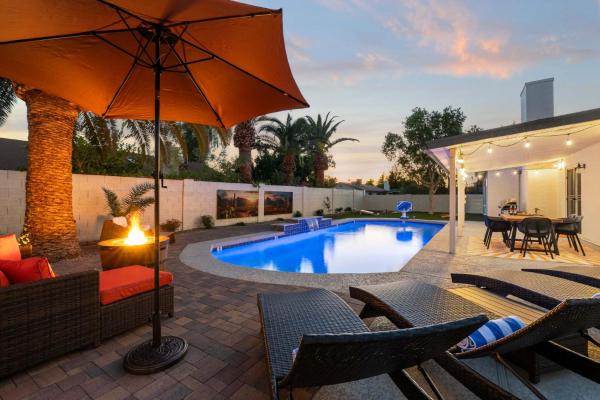 Nella foto è visibile l'oggetto Peaceful Palm - Farmhouse Chic with Pool & Games situato nella città di Dobson Ranch.