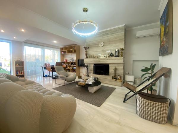 A la foto es mostra l'objecte Versailles One Garden Villa Full Floor Suite situat a la ciutat de Metókhi.