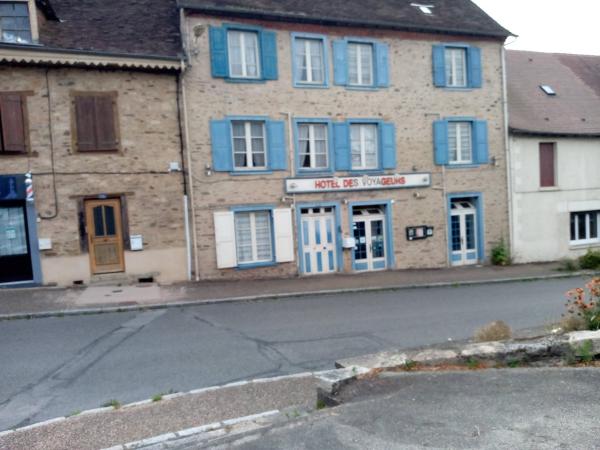 Nella foto è visibile l'oggetto Les voyageurs situato nella città di Glanges.