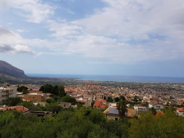 A la foto es mostra l'objecte Holiday Green situat a la ciutat de Carini.
