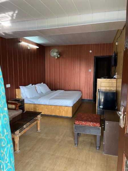 Na fotografii je vidět objekt Hotel Seerat Residency nacházející se ve městě Shogi.