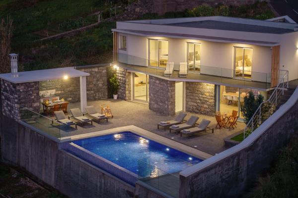 На фото показан объект With pool and sea view - Vila da Ribeira da Vaca, расположенный в городе Lombada Velha.
