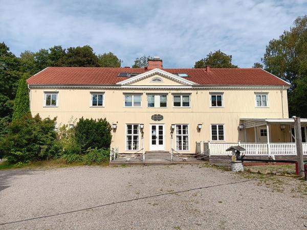 På bildet vises objektet Ljungskile Turist Hotell som ligger i byen Ljungskile.