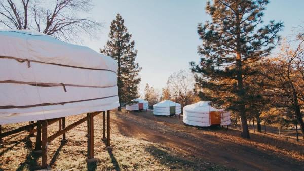 写真にはDunlap市にあるMongolian yurt at a nature retreatが写っています。