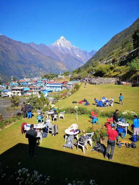 照片显示了位于Chaunrikharka市的Himalaya Lodge & Restaurant物件。