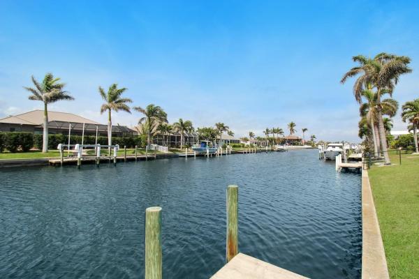 Foto 2: Chic & modern canal-front retreat with private pool - Azure Tides