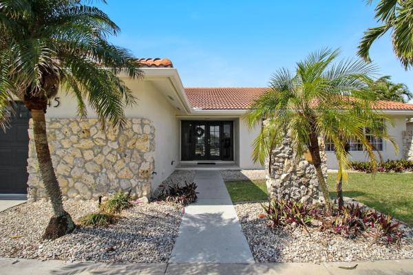 Foto 5: Chic & modern canal-front retreat with private pool - Azure Tides