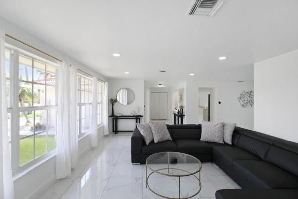 Foto 9: Chic & modern canal-front retreat with private pool - Azure Tides