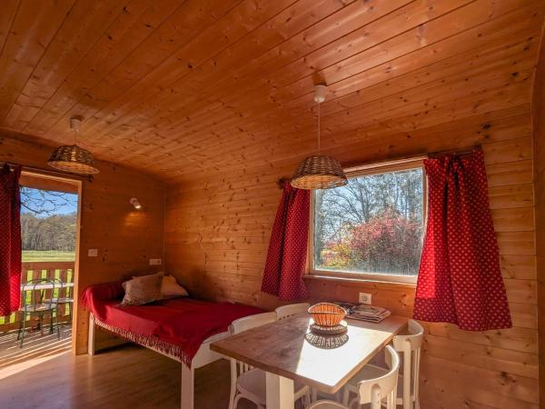 Na foto é possível ver o objeto **Roulotte cosy avec piscine, pétanque et jardin près de la maison de George Sand** - FR-1-591-77 localizado na cidade de Mouhers.