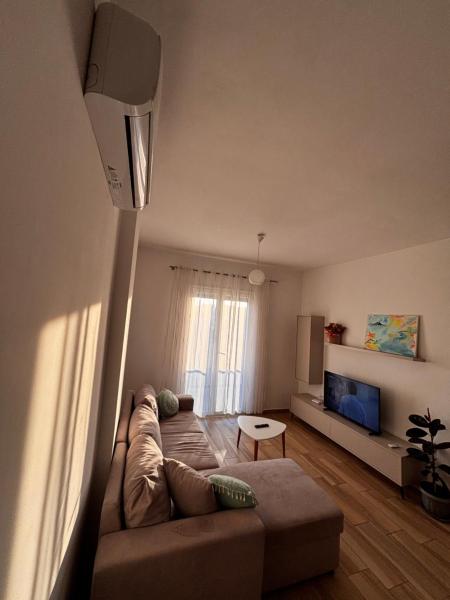 Jon's Apartment, Tirana