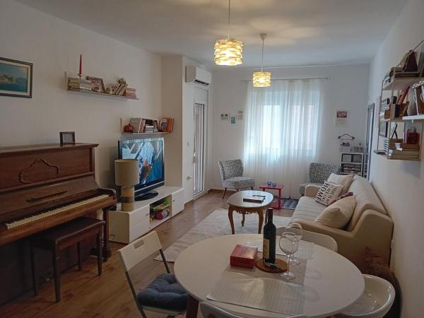 Na foto é possível ver o objeto Piano Seaside localizado na cidade de Ulcinj.