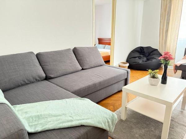 På billedet ses objektet Planet Nine Apartment beliggende i byen Timişoara.