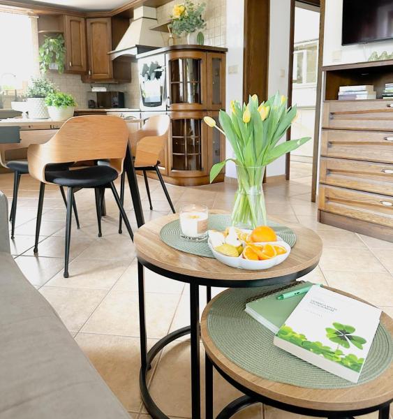 Na fotografii je vidět objekt Apartamenty Prestige Harmony Borki 1A blisko jeziora i lasu nacházející se ve městě Augustov.