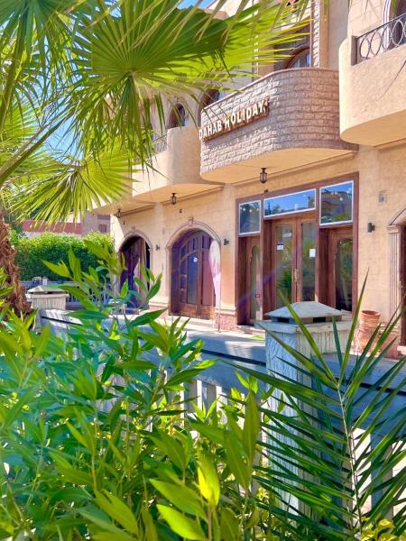 写真にはダハブ市にあるDahab Holiday Hotelが写っています。