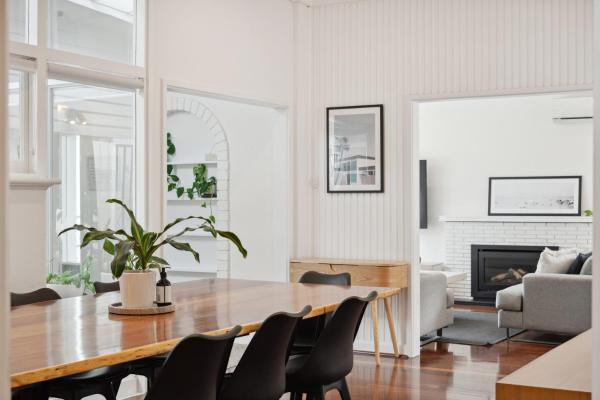 Coastal Charm 2 Bedroom With Space To Move - Kingsley