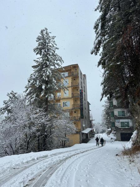 A la foto es mostra l'objecte Crown Inn Hotel Service Apartments situat a la ciutat de Khaira Gali.