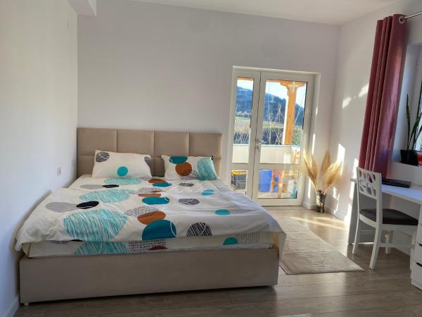 Kuvassa näkyy kohde Bright & Cozy Room with Balcony, joka sijaitsee kaupungissa Çorovodë.