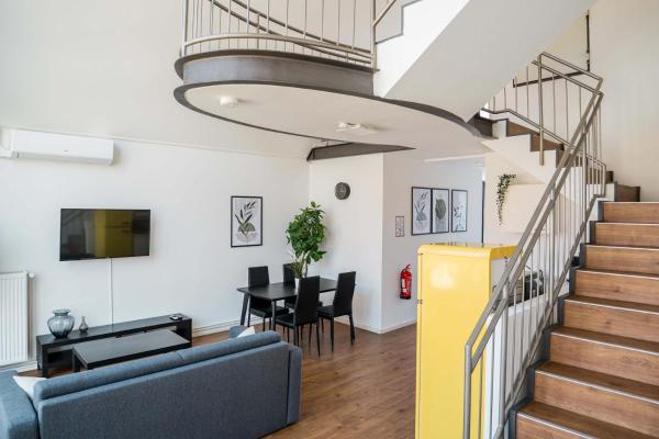 A la foto es mostra l'objecte Fantastic Loft with Balcony situat a la ciutat de Berlín.