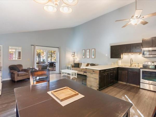 A la foto es mostra l'objecte Pinewood Escape situat a la ciutat de Breezy Point.