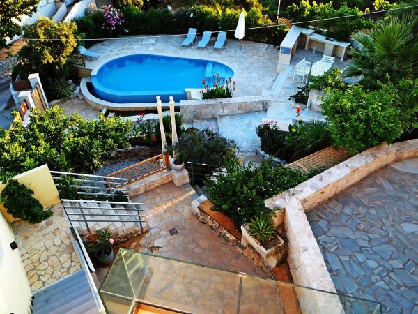 På billedet ses objektet 2 Wohnungen Mit Garten Und Pool beliggende i byen Dhrápanos.