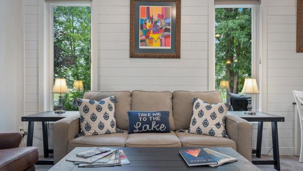 A la foto es mostra l'objecte Cree Bay Cabin situat a la ciutat de Breezy Point.