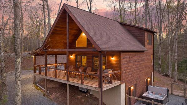 A la foto es mostra l'objecte Deer Run I Dog Friendly Hot Tub Fire Pit Sleeps 6 situat a la ciutat de Morganton.