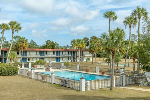 På bildet vises objektet Motel 6-Spring Hill, FL - Weeki Wachee som ligger i byen Weeki Wachee.