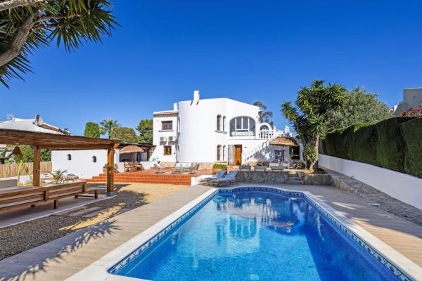 På billedet ses objektet Villa Festina Lente beliggende i byen Jávea.