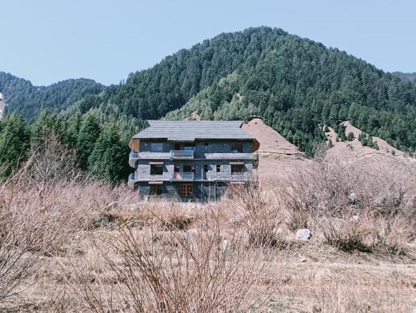 På billedet ses objektet The IRIS Hotel beliggende i byen Malotha.