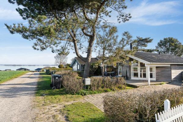 Na zdjęciu widoczny jest obiekt Hyggeligt Sommerhus Med Havudsigt położony w mieście Fåborg.