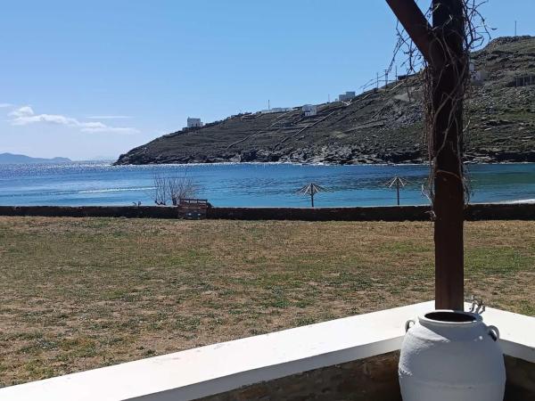 La photo montre l'objet Simousi Beach House situé dans la ville de Kythnos.