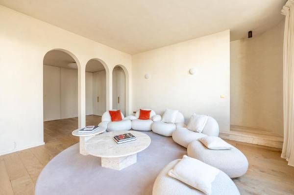 Lease Mobility l Champs-Elysée & Eiffel View l Triplex 2BR & Rooftop, Париж