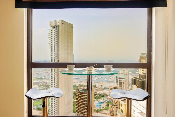 På billedet ses objektet Stunning 1BR with Palm and Sea Views beliggende i byen Dubai.