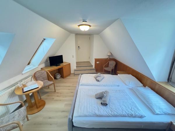 Op de foto is het object Hotel Müritzlicht te zien, gelegen in de stad Waren.