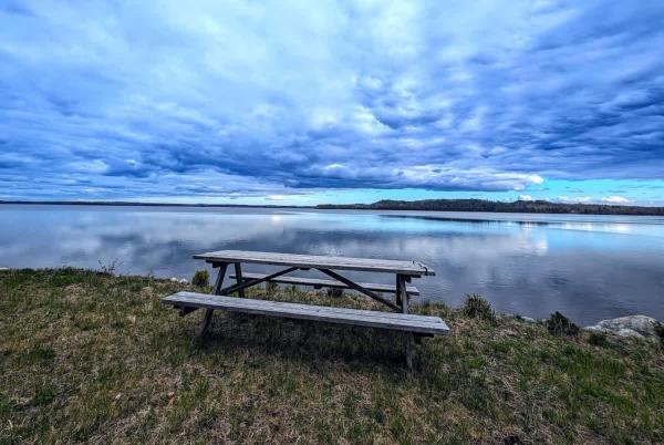 A la foto es mostra l'objecte Sportsmans Waterfront Log Cabin situat a la ciutat de Aurora.