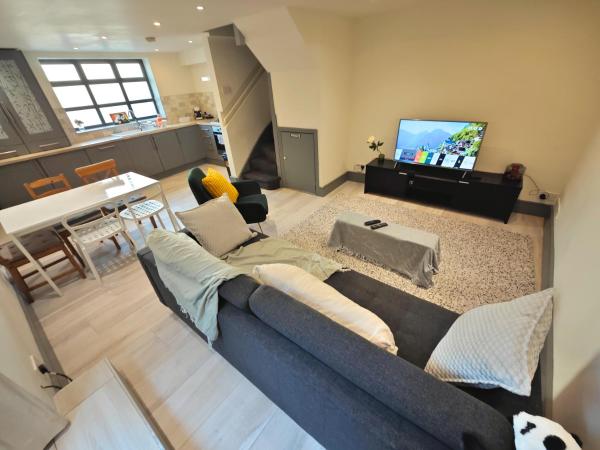 Bright 2 Bedroom Flat with Patio 10 min to Camden Market, London