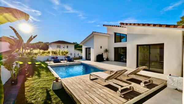 A la foto es mostra l'objecte Villa Plénitude situat a la ciutat de Anglet.