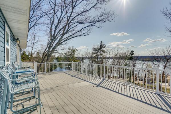 På billedet ses objektet 3 Mi to the Lake Rocky Mount Home with Water Views! beliggende i byen Rocky Mount.