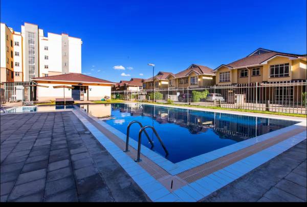Crystal Sky 2-Bedrooms with 3 beds Pool and balcony, Nairobi