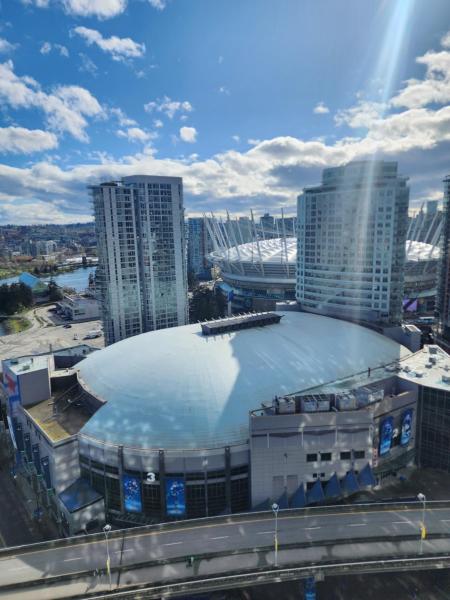 A la foto es mostra l'objecte Modern High-Rise 1 Bedroom Condo with water view near stadiums situat a la ciutat de Vancouver.